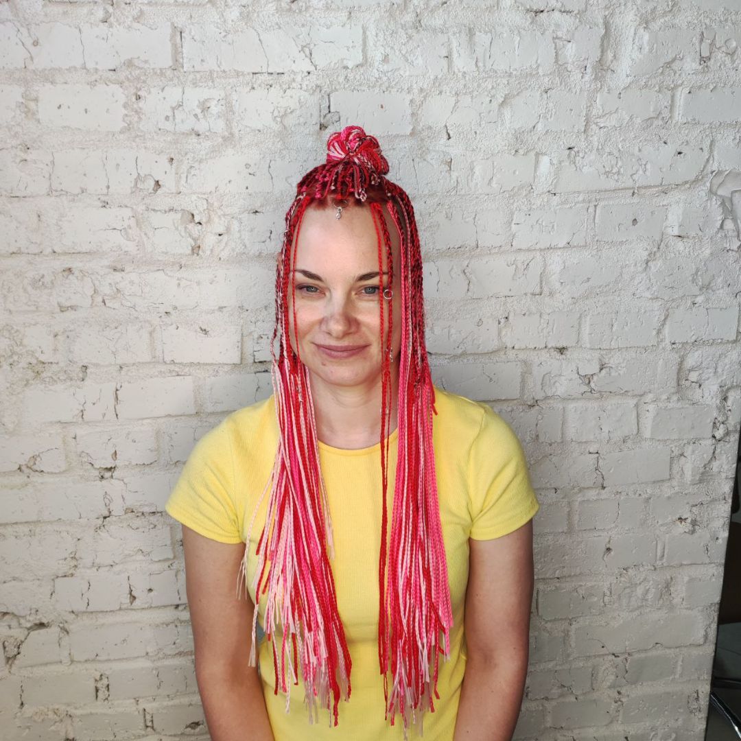 Зизи на теменной зоне в ярко-красном цвете, собраны в высокий пучок — вид спереди