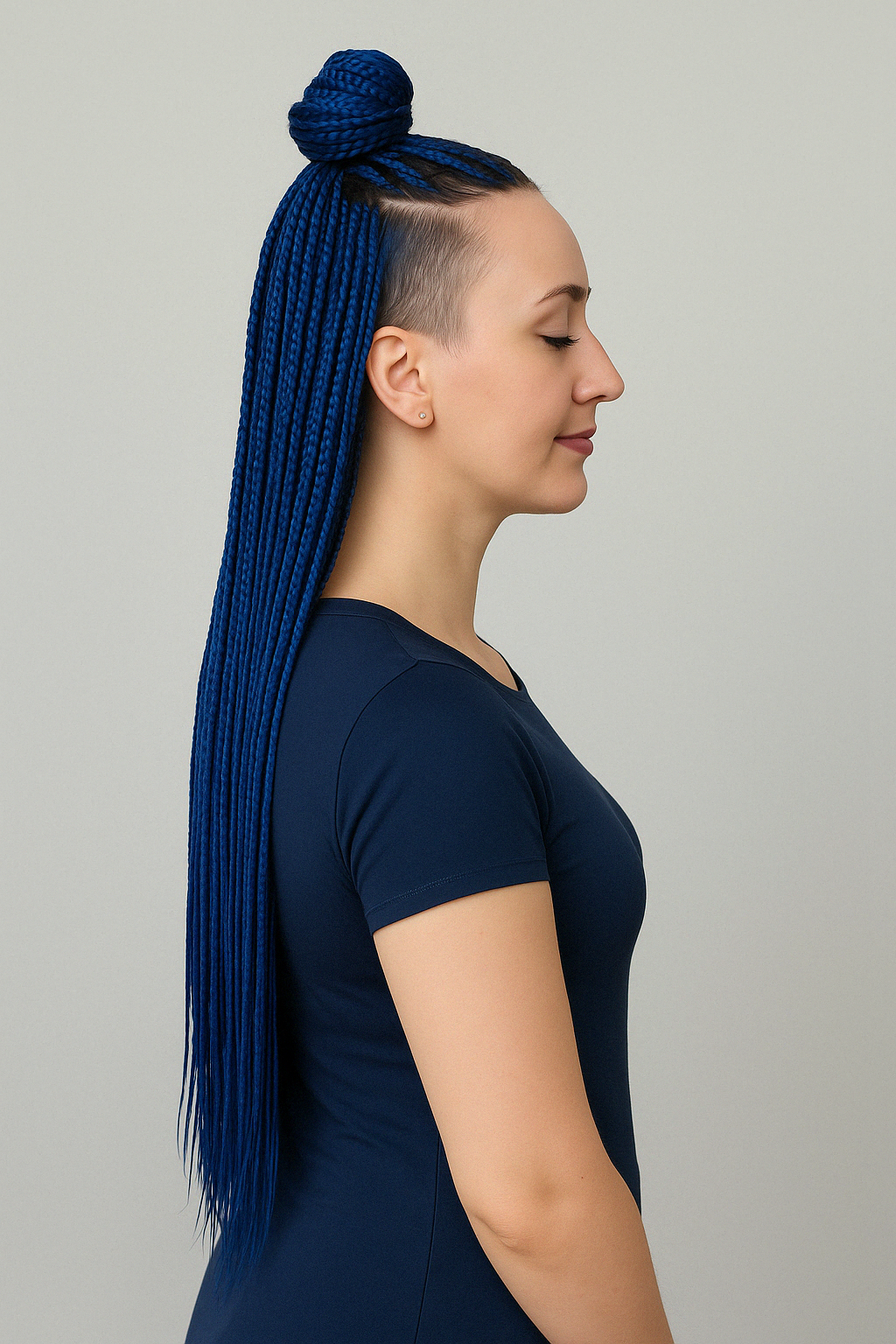 Девушка с зизи-косичками в синем цвете, заплетёнными на теменной зоне и собранными в пучок