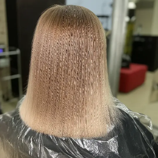 Светло-русые волосы после ботокса — гладкие, блестящие и ровные по всей длине. Результат процедуры восстановления структуры волос.