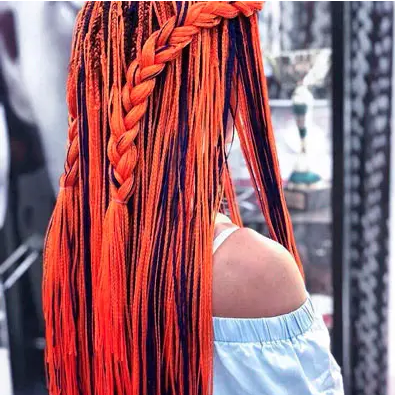 Ярко-оранжевые зизи с декоративной косой, вид сзади