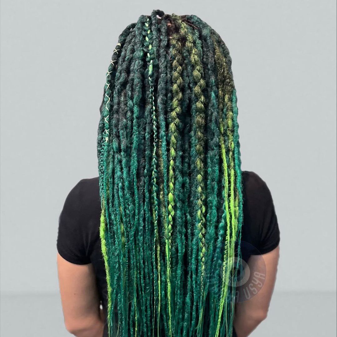 Гладкие чёрные волосы после кератинового выпрямления, ровный срез и зеркальный блеск, вид со спины