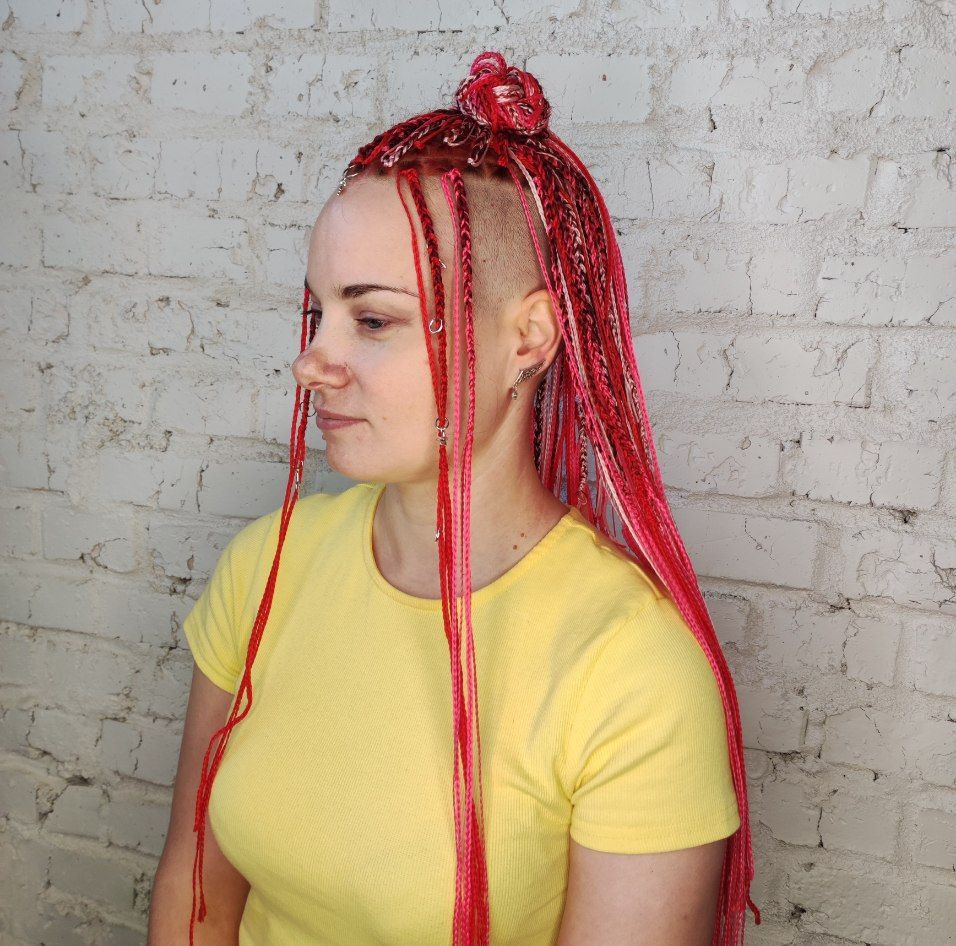 Профиль девушки с зизи-косичками в красно-розовых оттенках на теменной зоне