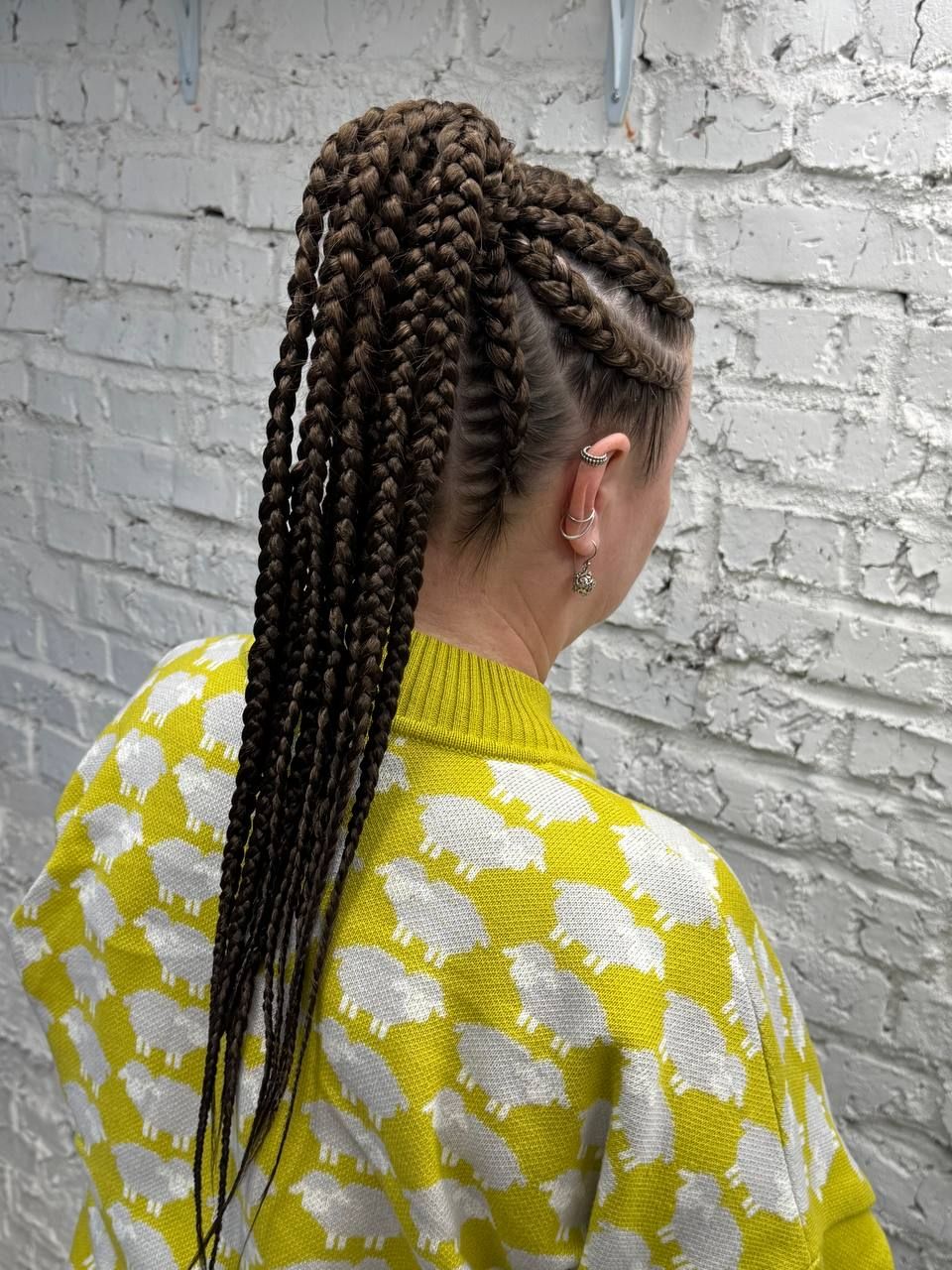 Гладкие чёрные волосы после кератинового выпрямления, ровный срез и зеркальный блеск, вид со спины