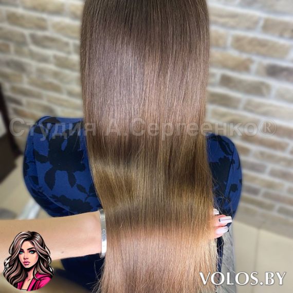 Женщина с идеально ровными и сияющими волосами после комплекса процедур по восстановлению