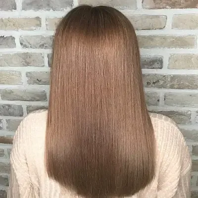 Результат ботокса на тёмных волосах средней длины. Волосы гладкие, плотные и сияющие, вид со спины.