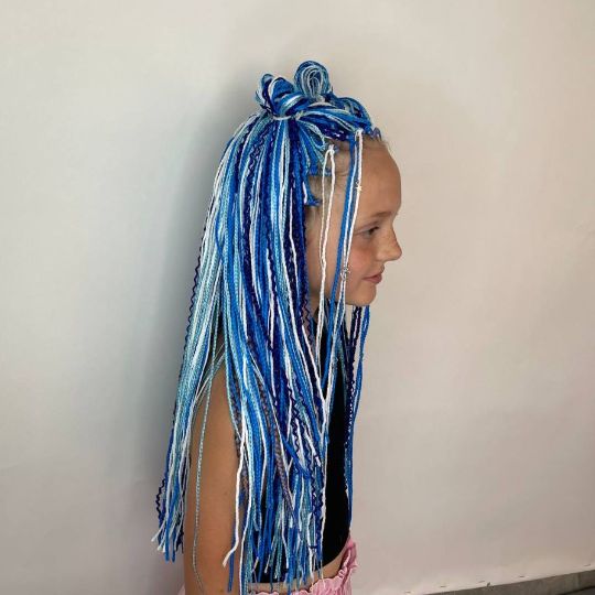 Девочка с зизи-косичками в сине-белых оттенках, вид сбоку