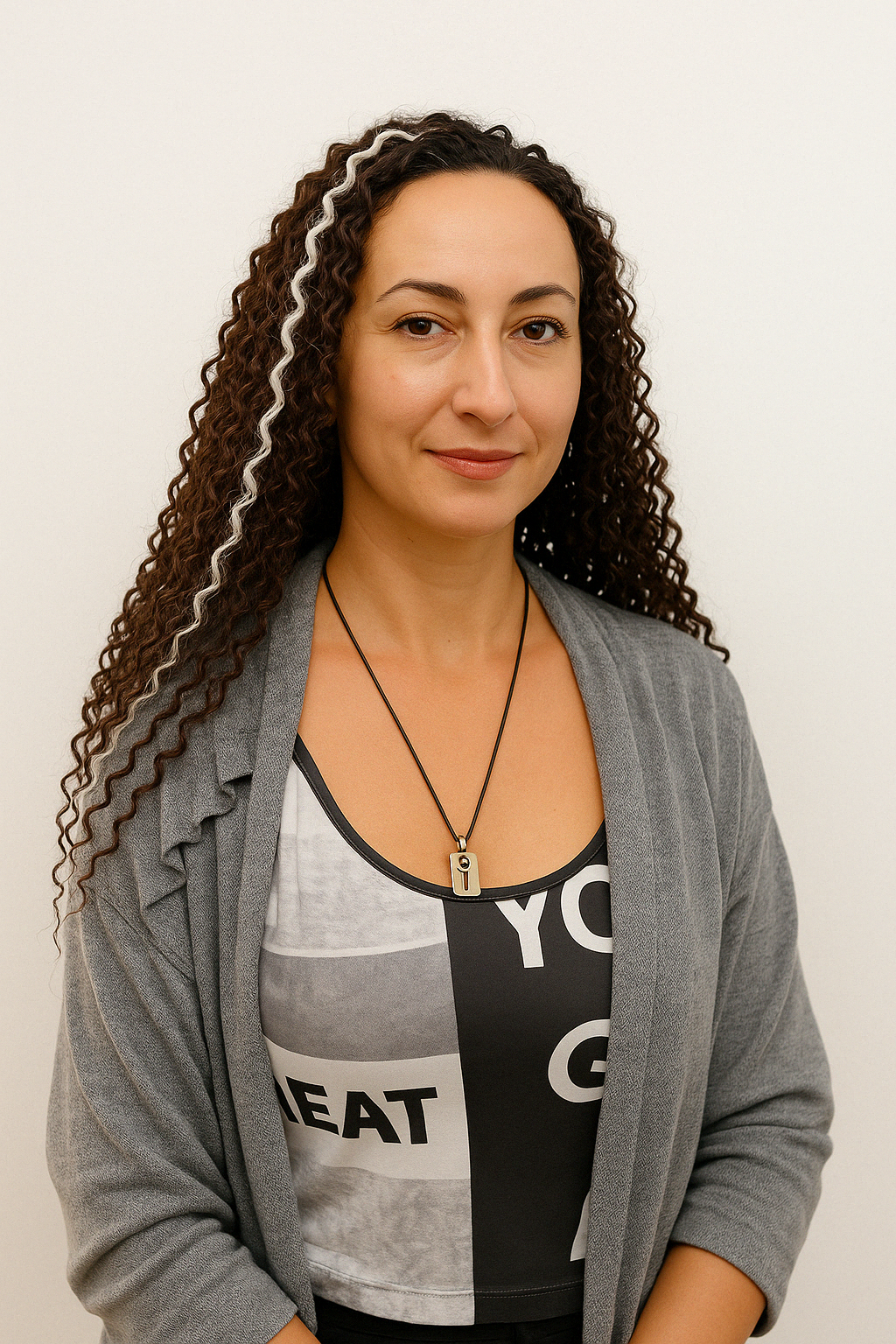 Объёмные зизи-косички сью на длинных тёмных волосах