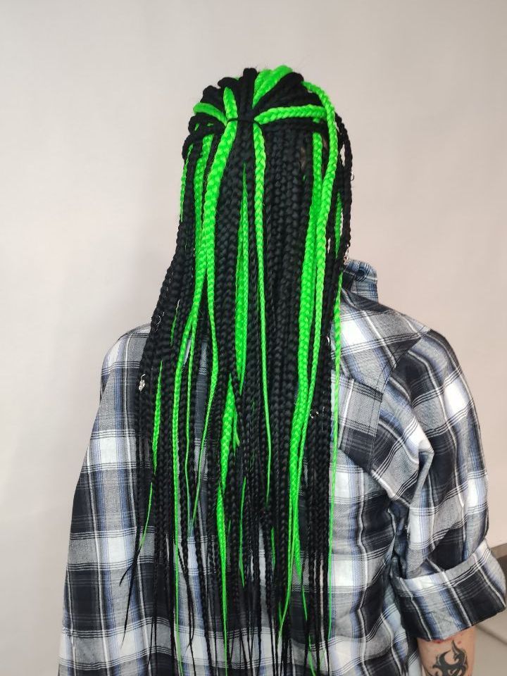 Каштановые волосы после кератинового выпрямления с естественным блеском и мягкой текстурой, вид сбоку