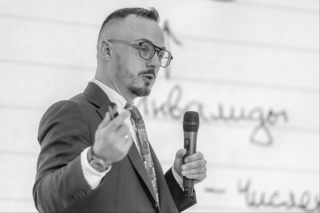Роман Шпаковский, налоговый юрист и аттестованный налоговый консультант, выступает с докладом